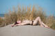 topless in spiaggia prendendo il sole