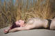 topless in spiaggia prendendo il sole, immaginando di essere vicino a me